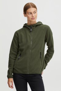 Felpa verde in pile con zip frontale, due tasche con zip, maniche raglan e cappuccio con coulisse. Il tessuto appare morbido e caldo.