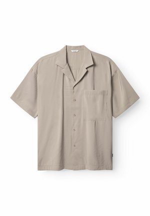 Kurzärmliges, knöpfbares Hemd in hellem Beige, aus glattem Stoff. Verfügt über einen eingekerbten Kragen und eine einzelne Brusttasche.