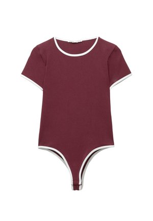 Body en bordeaux à manches courtes, décolleté rond et finitions blanches. Texture lisse et design ajusté avec une fermeture à pression en bas.