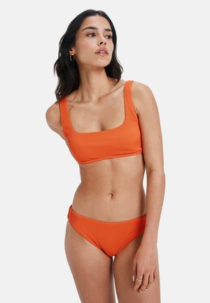 Orange ribbet bikini sæt med en square neck top med brede stropper og matchende lavtaljede underdele, der viser en glat tekstur.