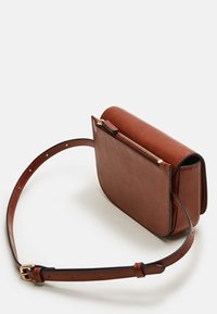 Brązowa skórzana torebka na ramię w kształcie prostokąta, z klapką, złotymi akcentami i regulowanym paskiem. Gładka faktura z kieszonką na zamek.