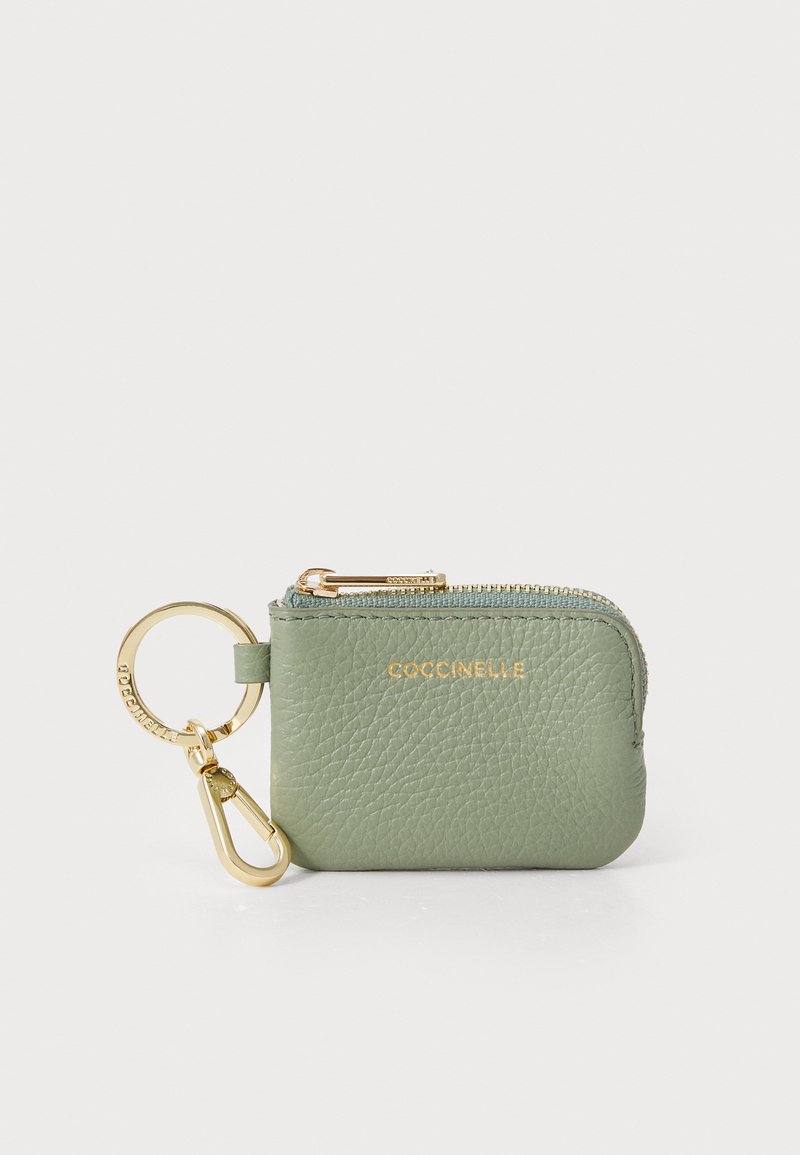 Portachiavi in pelle verde con chiusura a zip, hardware dorato e logo impresso. Design compatto con superficie testurizzata.