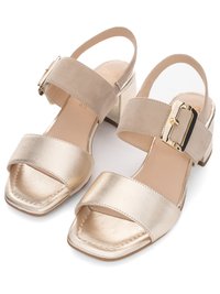 Gouden en beige sandalen met blokhak en open teen, voorzien van een enkelriem met een grote gouden gesp, een vierkante teen en een gevoerde binnenzool.