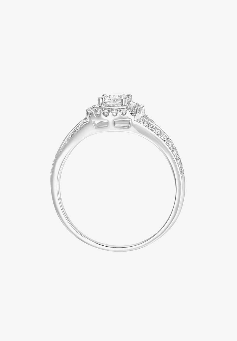 Zásnubný prsteň z bieleho zlata s centrálnym štvorcovým solitérom. Dopĺňajú ho menšie kamene na prsteni a zložité detaily okolo osadenia.