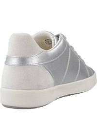 Grå sneakers med en kombination av slätt syntetiskt material och mjuk mocka, med en vit gummisula och diskreta sömnadsdetaljer.