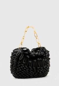 Bolso de mano negro texturizado hecho de cuero con una asa de eslabones de cadena. Presenta una forma redondeada y detalles fruncidos en toda la superficie.