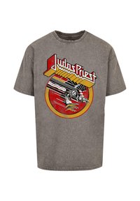 Graues Baumwoll-T-Shirt mit rundem Halsausschnitt, das ein grafisches Design einer robotischen Hand und den Text "Judas Priest" in kräftigen Farben mit roten und gelben Akzenten zeigt.
