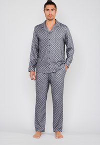 Grijze pyjama's met een patroon van zachte stof; heeft een gekraagde knoopsluiting shirt en rechte pijpen met een algeheel geometrisch ontwerp.