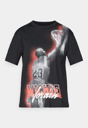 Μαύρο βαμβακερό μπλουζάκι με ζωγραφιά ενός παίκτη μπάσκετ που καρφώνει, με τις λέξεις «MICHAEL» και «JORDAN» τυπωμένες με έντονα λευκά και κόκκινα γράμματα.