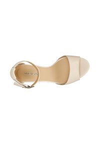 Béžové sandály na vysokém podpatku s otevřenou špičkou, širokým předním páskem a pásem kolem kotníku, který má stříbrnou sponu. Hladká kožená textura, minimalistický design.