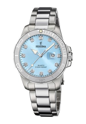 Orologio da polso Festina in argento con quadrante azzurro chiaro, indici delle ore in diamante, datario alle 3 e cinturino a maglie in acciaio inox.