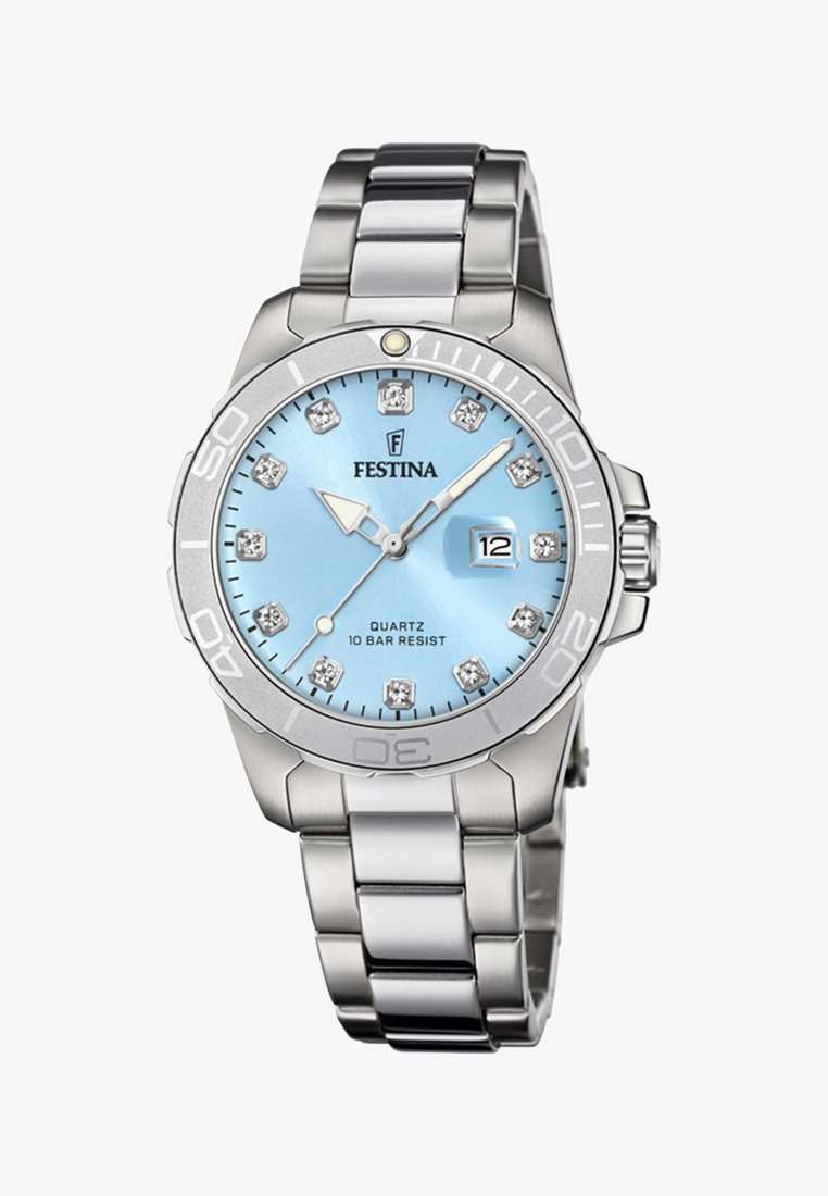 Srebrna ura Festina z svetlo modrim številčnico, diamantnimi urnimi oznakami, prikazom datuma ob 3. uri in zapestnim trakom iz nerjavečega jekla.