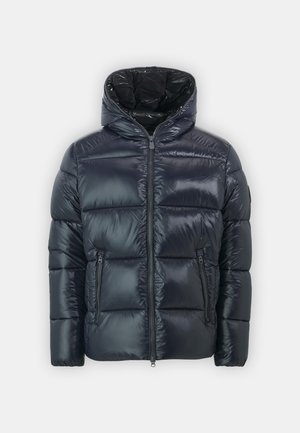 Giacca a vento imbottita blu scuro con cappuccio, caratterizzata da una finitura lucida, chiusura frontale con zip e due tasche laterali con zip.