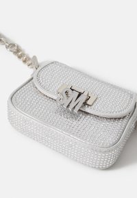 Zilveren handtas met rhinestones, in een rechthoekige vorm, met flapsluiting en een metallic hardware-detail met het "SM"-logo. Inclusief kettingriem.