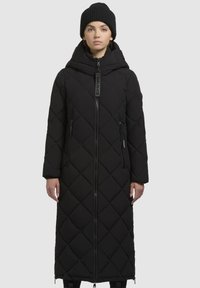 Abrigo largo acolchado negro con cremallera frontal, capucha y bolsillos laterales. Presenta un patrón de diamantes y un tirador de cremallera con marca.
