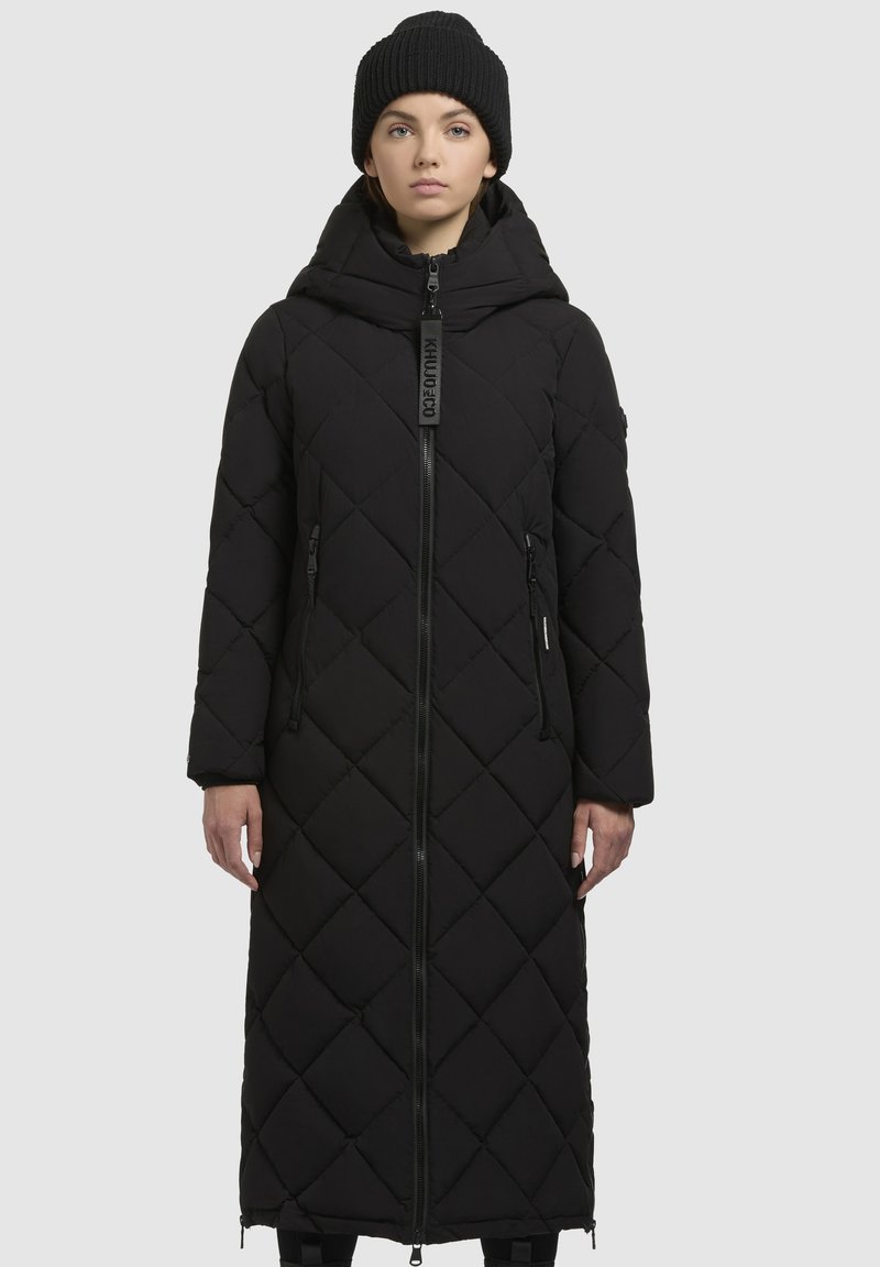 Abrigo largo acolchado negro con cremallera frontal, capucha y bolsillos laterales. Presenta un patrón de diamantes y un tirador de cremallera con marca.