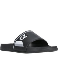 Sort slid sandal med en bred, buet strop, der har en tekstureret overflade og et hvidt accentlogo. Sålen er flad og lavet af gummi.