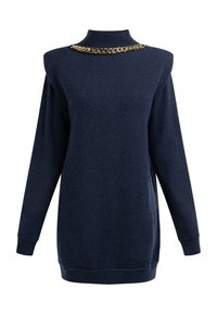 Pulover bleumarin cu guler înalt, mâneci lungi și un accent de lanț auriu la decolteu. Textură moale, cu o croială lejeră.