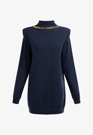 Tengerészkék pulóver magas nyakkal, hosszú ujjakkal és aranylánc díszítéssel a nyakrészen. Puha tapintású, kényelmes szabású.