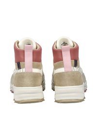 Zapatillas altas con un diseño de ante beige y cuero blanco, con acentos rosas y una suela texturizada para mayor agarre.