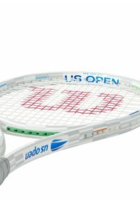 Raqueta de tenis con un marco blanco, patrón de cuerdas rojo y marca del US Open. Presenta acentos en verde y naranja en el mango.