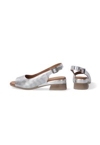 Zilveren open teen slingback schoenen met een textuurafwerking, verstelbare gesp en een 5 cm hoge gestapelde hak. Bruine binnenzool en rubberen buitenzool.