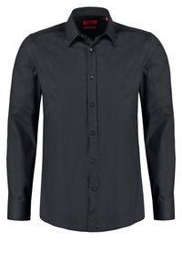 Camicia da uomo nera a maniche lunghe con bottoni, colletto a punta e polsini aderenti, esposta frontalmente su uno sfondo bianco.