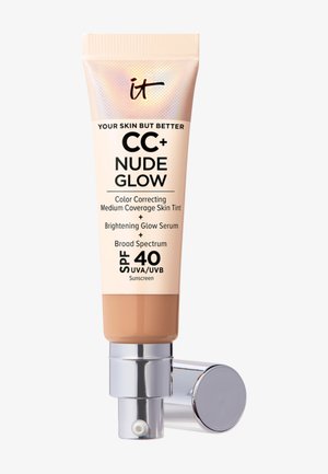 Tube de crème teintée CC+ Nude Glow d'It Cosmetics, couvrance moyenne, correction de couleur, SPF 40 et sérum éclat illuminateur, distributeur argenté.