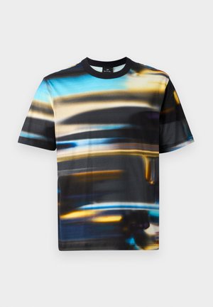 T-shirt graphique présentant un mélange de couleurs bleue, jaune et noire avec une texture lisse et brillante, ainsi qu'un design abstrait. Manches courtes et col rond.