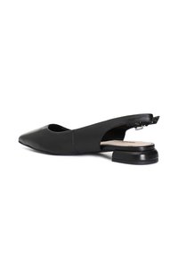 Svart lädersko med slingback-design, spetsig tå, låg klack, öppen hälutskärning och minimalistisk stil. Slät yta och rena linjer.