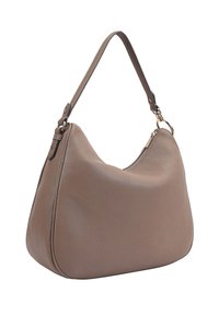 Bruine leren schoudertas met een gebogen ontwerp, een enkele schouderriem en een ritssluiting. Gladde textuur met subtiele details bij de hardware.