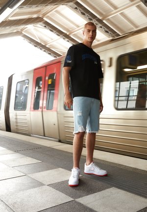 HEAVY DISTRESSED - Jeans Shorts - bleached blue