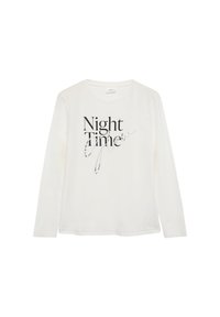 Weißes Langarmshirt mit rundem Ausschnitt. Mit schwarzem Text "Night Time" und einem hellgrauen handgeschriebenen Akzent.