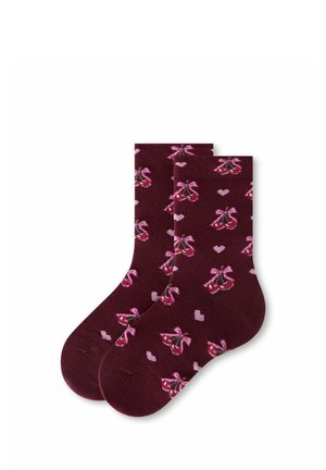 Coppia di calzini rosso scuro con fiocco rosa, motivi di ciliegie e piccoli cuori rosa, disposti piatti su sfondo bianco.