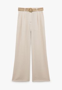 Beige wijde broek met een gevlochten riem en ronde gesp, met voorplooien en zijzakken, gemaakt van zachte, textuurstof.