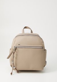 Béžový kožený batoh s přední zipovou kapsou, dekorativními hvězdnými přívěsky na zipu, dvěma bočními kapsami a horním madlem pro nošení.