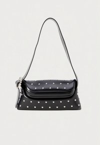 Melna ādas soma ar spīdīgu apdari, izgreznota ar sudraba kniedēm un vienu plecu siksnu. Taisnstūrveida dizains.