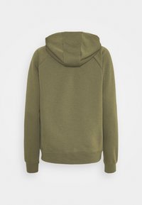 Zielona bluza z kapturem o miękkiej fakturze, z kieszenią kangurka, ściągaczami na rękawach i prostym dołem. Widok od tyłu pokazuje detale szwów.