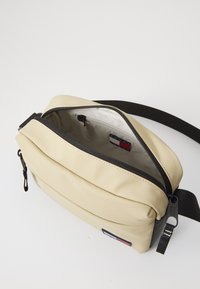 Tommy Jeans DAILY CAMERA BAG - Cross body bag - beige