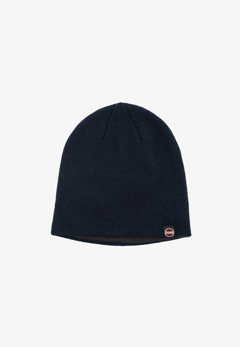 Marineblauwe gebreide beanie-muts met een ribbelpatroon en een klein Colmar-logo label aan de zijkant. Eenvoudig en aansluitend ontwerp.