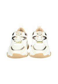 Sneakers bianchi con accenti beige, caratterizzati da una tomaia testurizzata, dettagli metallici, chiusura con lacci e suola in gomma spessa.