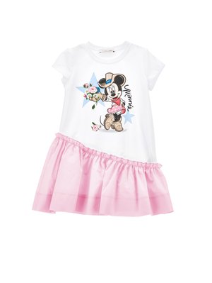 Abito bianco a maniche corte con orlo volants rosa, caratterizzato da una grafica di Minnie Mouse che tiene dei fiori sul davanti e dettagli a forma di stella blu.