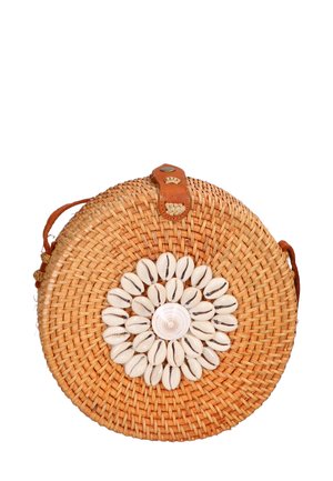 Runder gewebter Strohsack mit beigen Lederakzenten und einem dekorativen Muschelblumenmuster auf der Vorderseite. Verfügt über einen abnehmbaren Schultergurt.