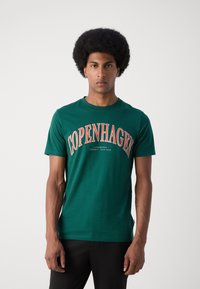 Lindbergh COPENHAGEN HERITAGE TEE - Apdrukāts T-krekls - dark green