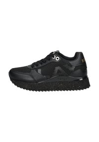 Sneaker nero con un mix di materiali in pelle e rete, suola texturizzata con particelle dorate e un logo del marchio ben visibile sul lato.