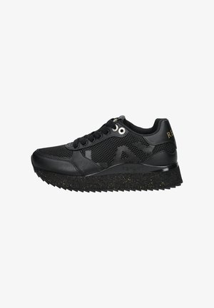 Sort sneaker med en blanding af læder og mesh-materialer, tekstureret sål med guldprikker og et fremtrædende mærke-logo på siden.