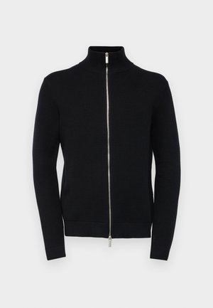 Svart hettejakke med høy krage, ribbede mansjetter og kant, laget av teksturert strikket stoff, med sølvglidelås.