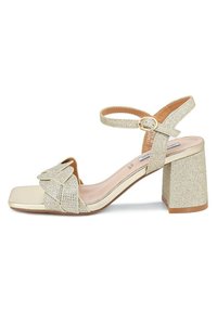 Sandal con tacco quadrato in glitter oro, dotata di dettaglio a fiocco sulla fascia e cinturino alla caviglia regolabile per una vestibilità ottimale.