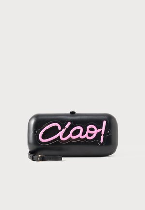 Clutch dreptunghiulară neagră cu litere roz în stil neon "Ciao!" și o mică curea neagră pentru încheietură pe fundal alb.
