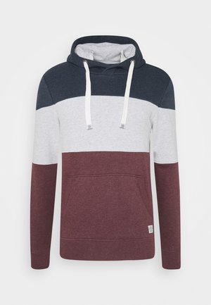 Sweatshirt à capuche avec un design en blocs de couleurs comportant des rayures bleu marine, gris clair et bordeaux. Comprend une poche avant et des cordons de serrage.